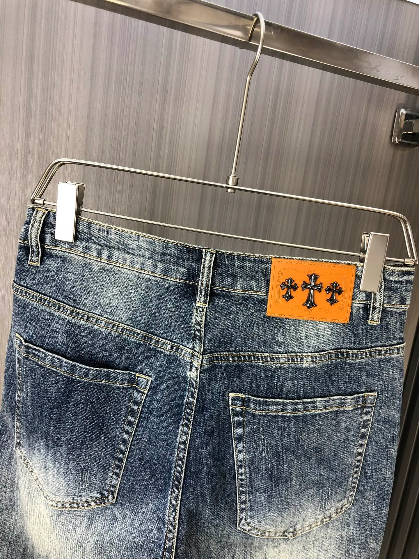 P220 chrome hearts denim shorts, the latest new men's jeans for spring and summer 2025! Heavy-duty washed denim fabric, customized fabric is softer and more comfortable than ordinary denim fabric! Ultra-heavy industrial washing process and double process washing. The entire pair of pants has a comfortable feel, top-notch fineness and breathability. All hardware brand logos are custom-made, and the materials are selected with the best attributes. The elasticity of the fabric is very good and the comfort is great! The low-key design style is simple and elegant. Yardage: 28-38 (no 35.37)